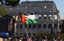 Palesztin zászló a római Colosseumnál rendezett demonstráción 2024.01.13-án. 