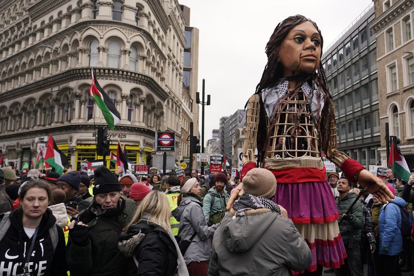 la marionetta di Amal a Londra