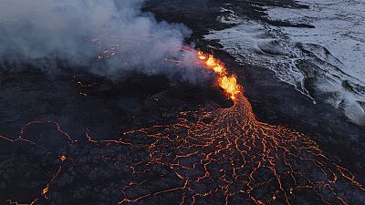 Une nouvelle éruption volcanique menace la petite localité de Grindavik en Islande.
