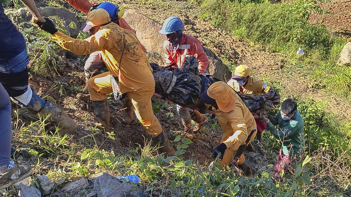 Les secouristes colombiens ont découvert au moins 17 corps enfouis dans la boue.