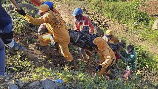 Los equipos de rescate en Colombia tras el desprendimiento de tierras.