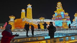 Turisti si divertono sul ghiaccio ad Harbin