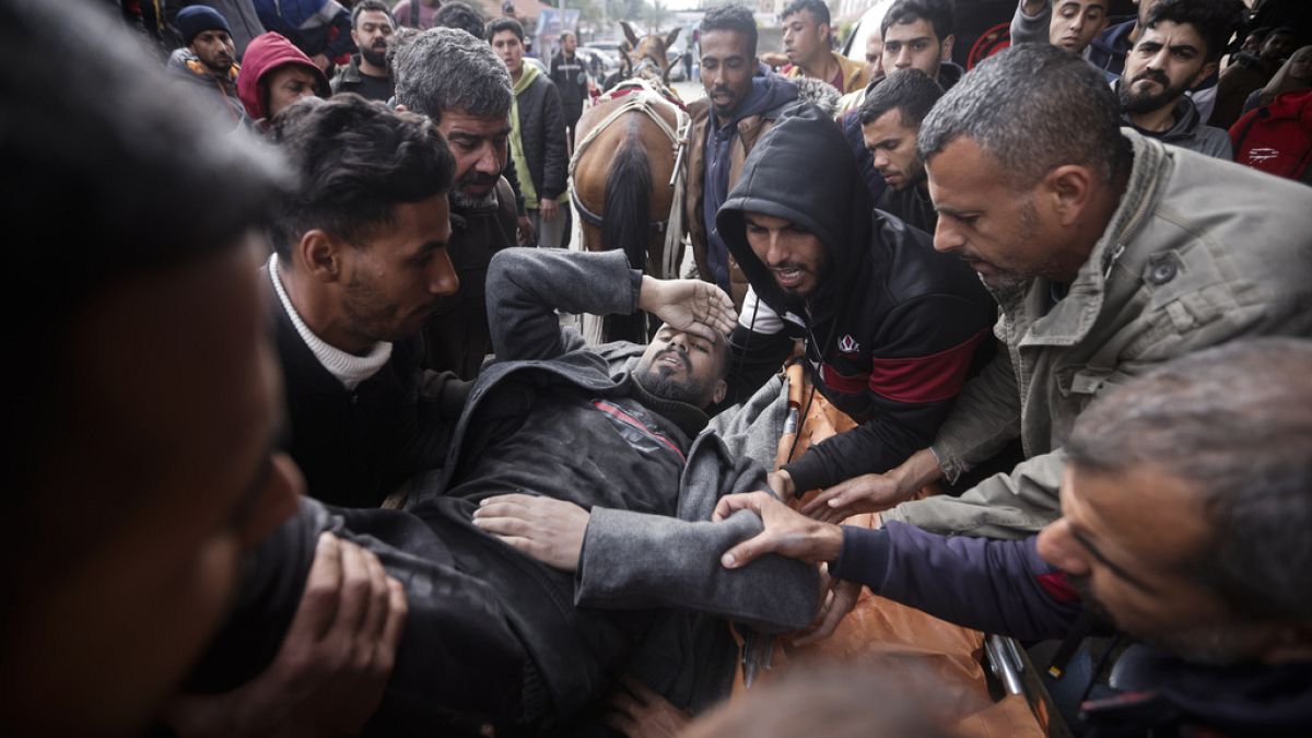 Palästinenser evakuieren einen Verwundeten nach einem israelischen Angriff in Kahan Younis im Gazastreifen