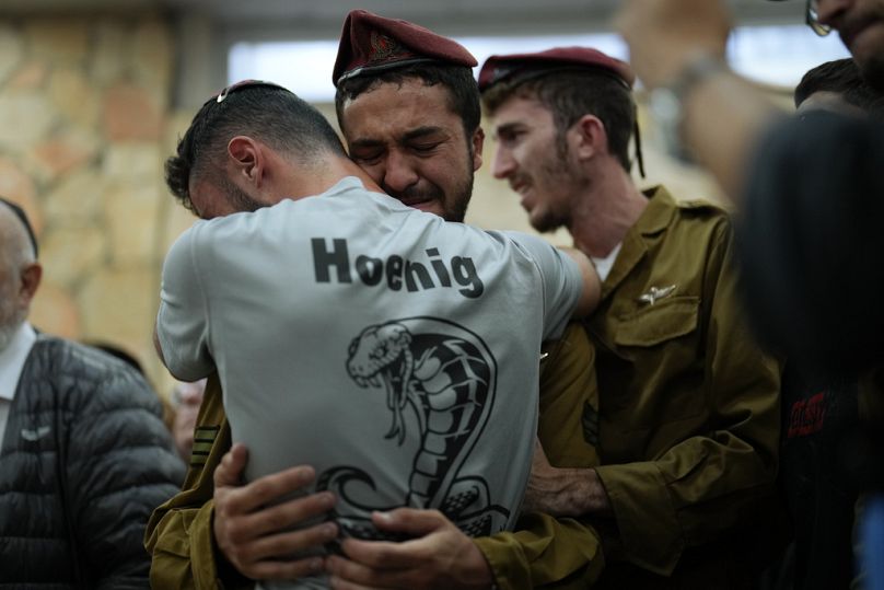 Gyászolók egy izraeli katona temetésén 2023. október 10-én