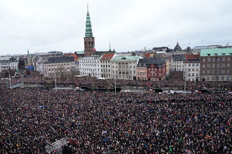 Los daneses han salido a la calle a celebrar la proclamación de los nuevos monarcas.