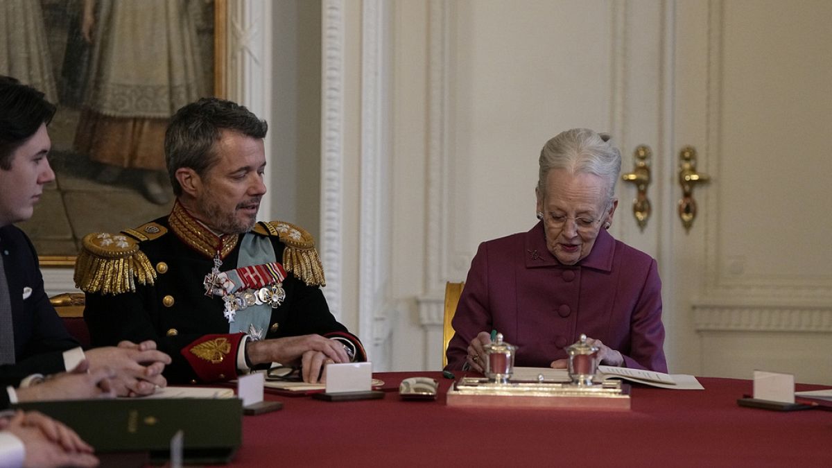 Königin Margrethe II. unterzeichnet ihre Abdankungsurkunde. Schloß Christiansborg, 14. Januar 2024