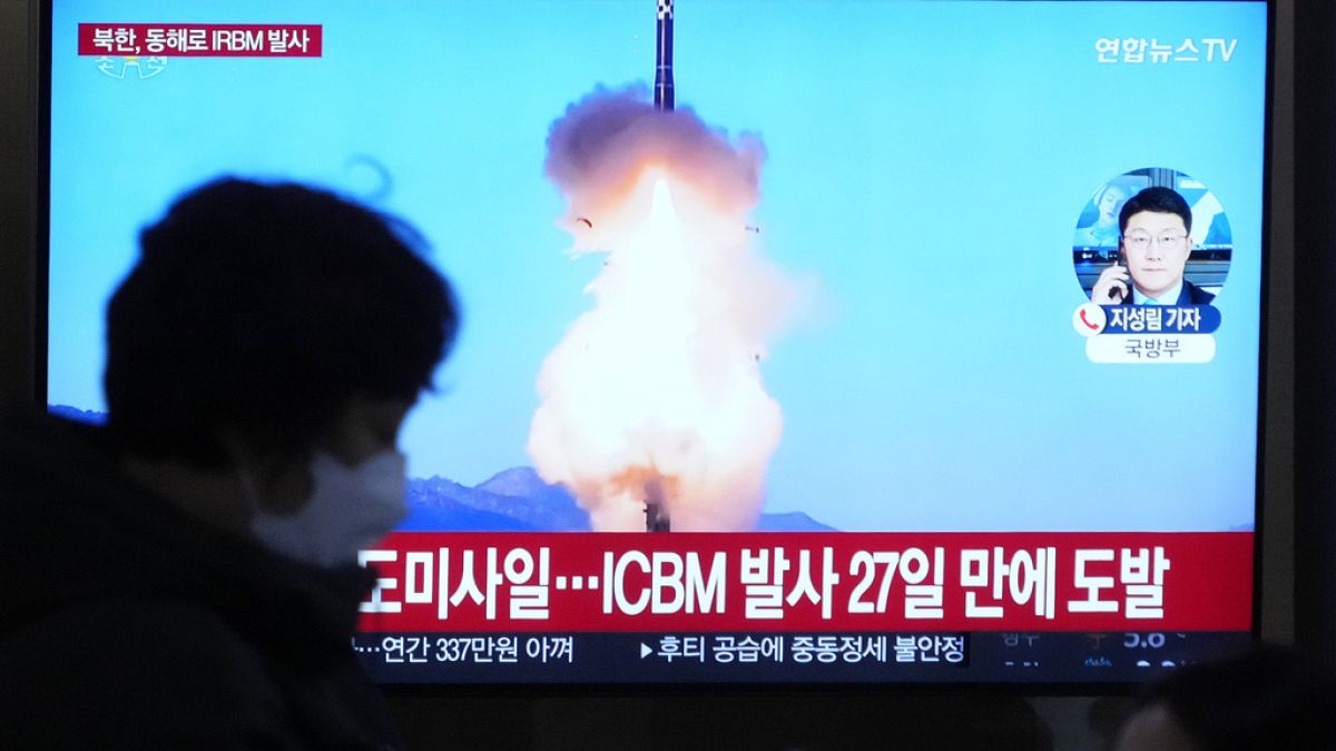 A televízió képernyőjén az észak-koreai rakétaindításról készült felvétel látható egy hírműsor alatt a szöuli vasútállomáson Szöulban, Dél-Koreában vasárnap.