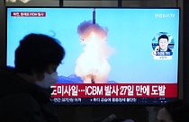 A televízió képernyőjén az észak-koreai rakétaindításról készült felvétel látható egy hírműsor alatt a szöuli vasútállomáson Szöulban, Dél-Koreában vasárnap.