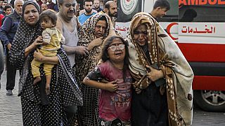 Ciudadanos palestinos heridos llegan al hospital Al-Shifa tras los ataques aéreos israelíes contra la ciudad de Gaza, en el centro de la Franja de Gaza.