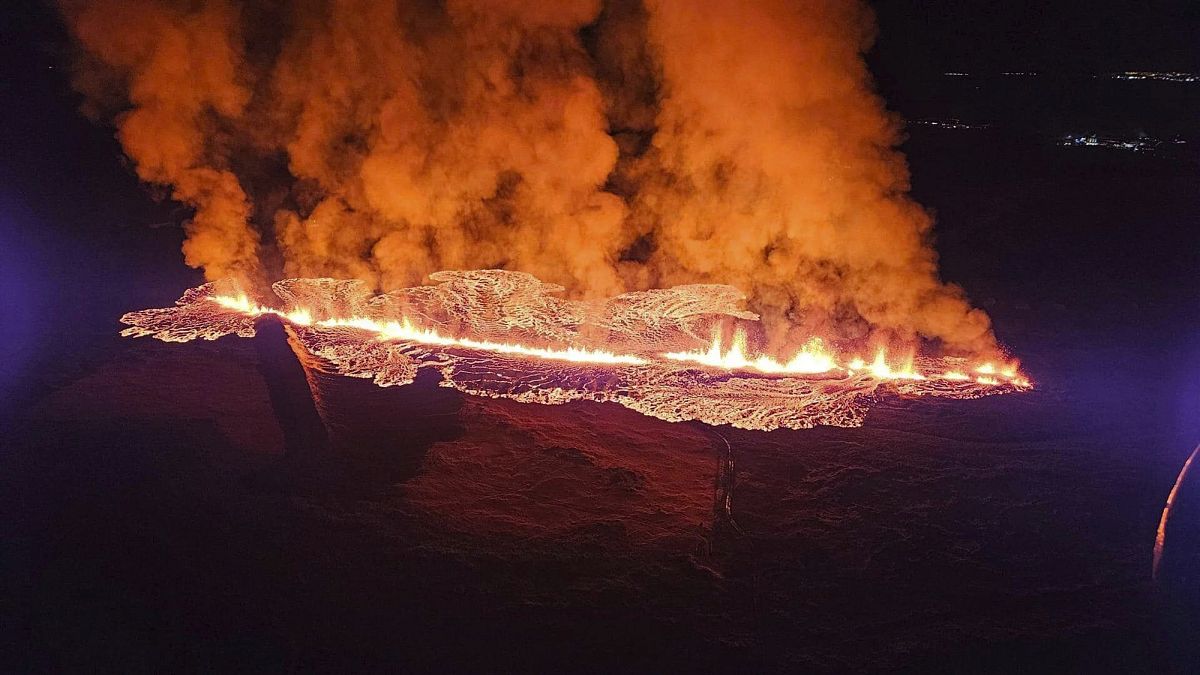 Lava procedente de la erupción volcánica cerca de Grindavik este 14 de enero