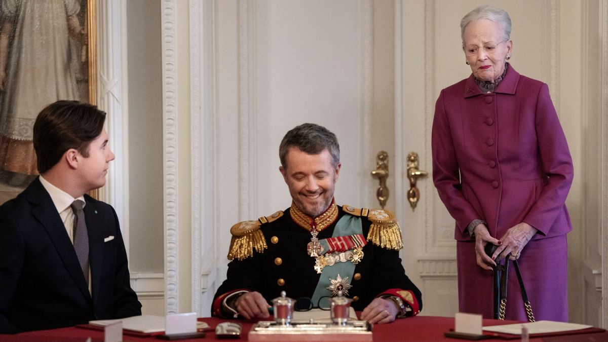 پادشاه جدید دانمارک در کنار ملکه مستعفی و ولیعهد آینده در تاریخ ۱۴ ژانویه ۲۰۲۴