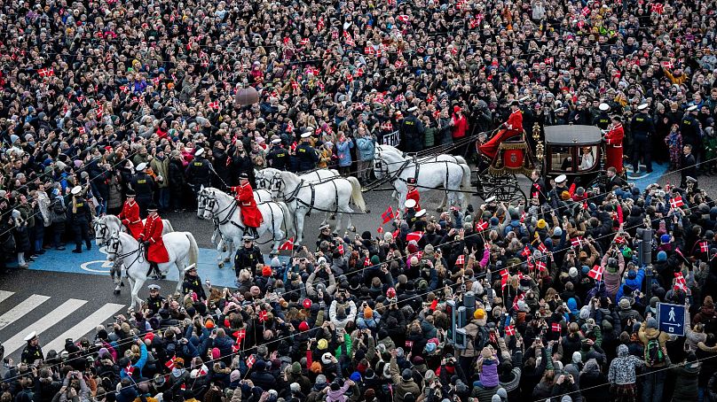 کالسکه پادشاه جدید دانمارک در حال عبور از میان استقبال کنندگان در روز چهاردهم ژانویه ۲۰۲۴