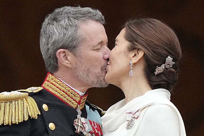 پادشاه جدید دانمارک در کنار همسرش بر روی بالکان کاخ یکدیگر را می‌بوسند. عکس یبه تاریخ ۱۴ ژانویه ۲۰۲۴