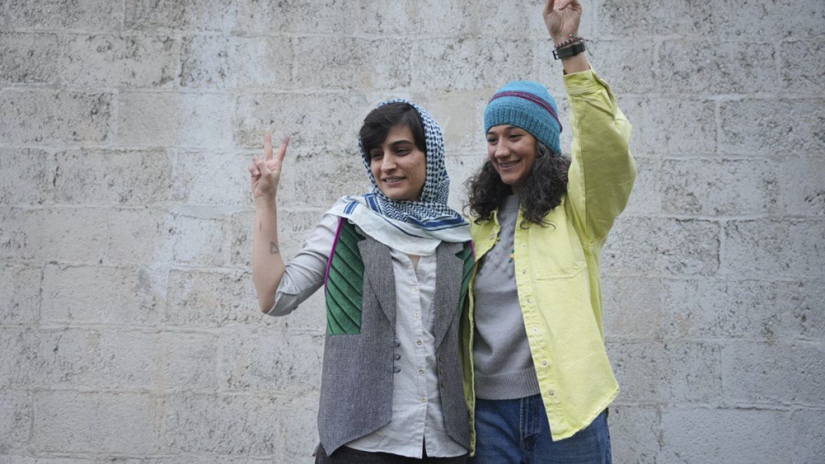 Zwei iranische Journalistinnen die für ihre Berichterstattung über den Tod von Mahsa Amini zu langen Haftstrafen verurteilt worden waren kamen gegen eine Kaution frei.