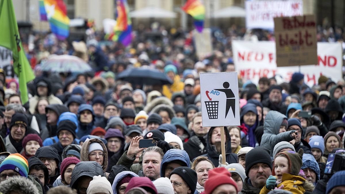 Personas protestando durante las manifestaciones "Potsdam se defiende" en Potsdam, cerca de Berlín, Alemania, el 14 de enero de 2024.