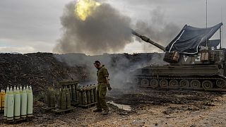 Soldados israelíes disparan un obús móvil en el norte de Israel, cerca de la frontera con el Líbano, el lunes 15 de enero de 2024.