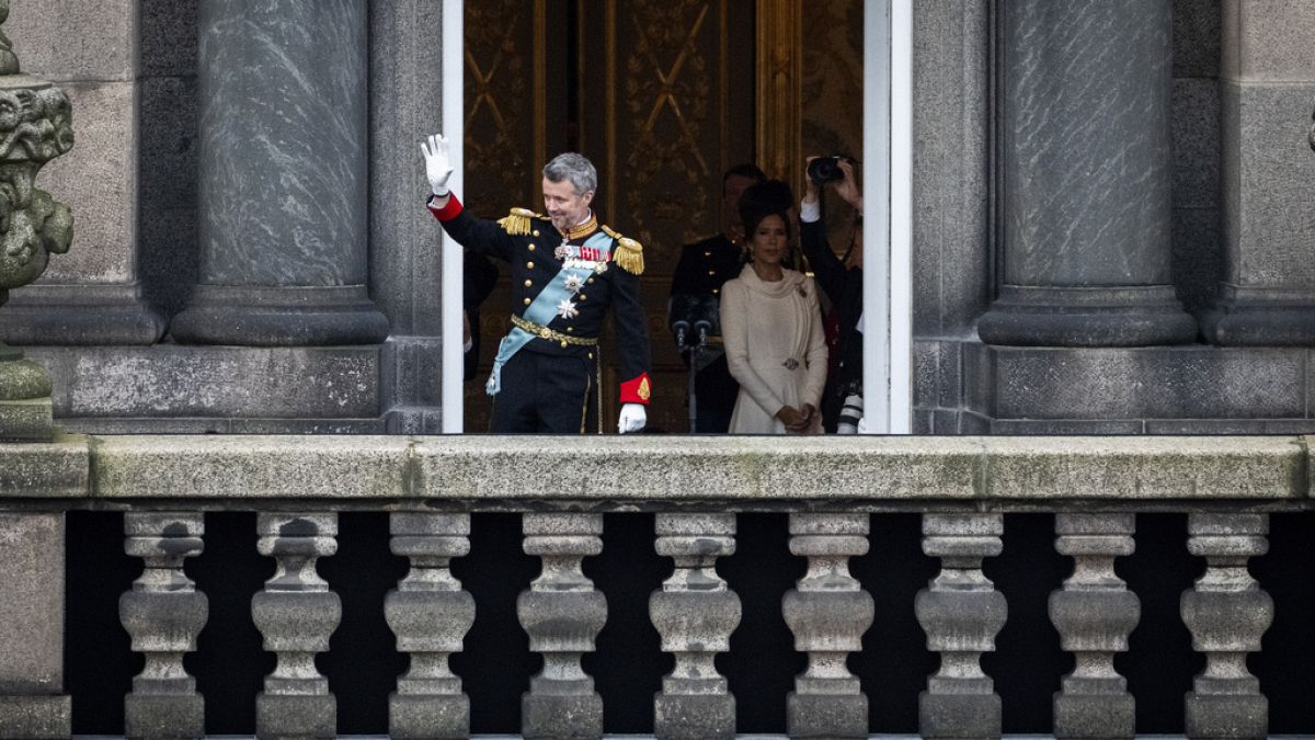 Az új dán király a palota erkélyén