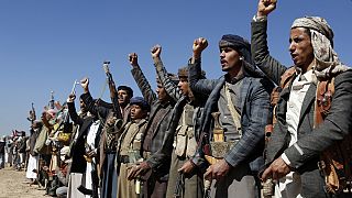 Huthi-Rebellen demonstrieren gegen britische und US-Luftschläge am 14.1.24 nahe Sanaa
