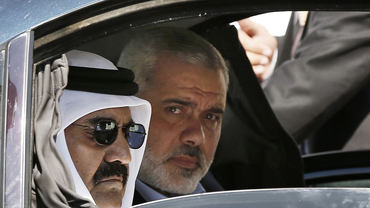صورة تجمع الشيخ حمد بن خليفة آل ثاني مع رئيس المكتب السياسي لحركة حماس إسماعيل هنية في عام 2012