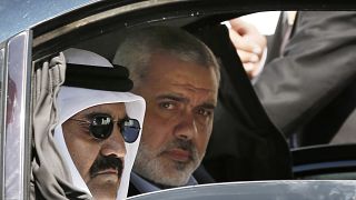 صورة تجمع الشيخ حمد بن خليفة آل ثاني مع رئيس المكتب السياسي لحركة حماس إسماعيل هنية في عام 2012