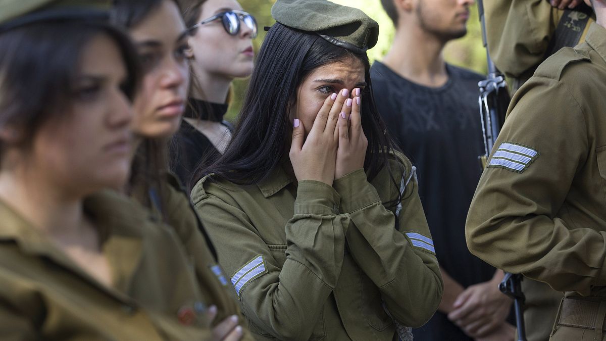 Izraeli katonanők gyászolják elesett társukat egy tel-avivi temetésen 2017. december 3-án