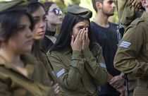 Izraeli katonanők gyászolják elesett társukat egy tel-avivi temetésen 2017. december 3-án