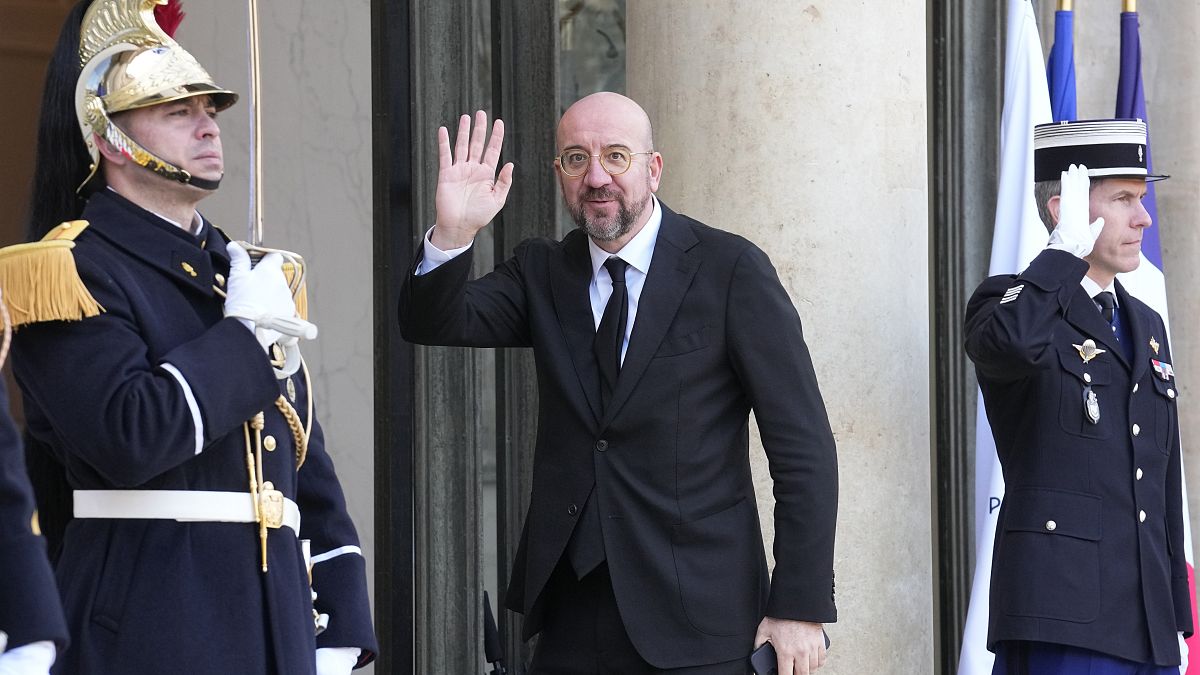 Az Európai Tanács elnöke a párizsi államfői rezidencia, az Elysée-palota bejáratához érkezik 2024. január 5-én