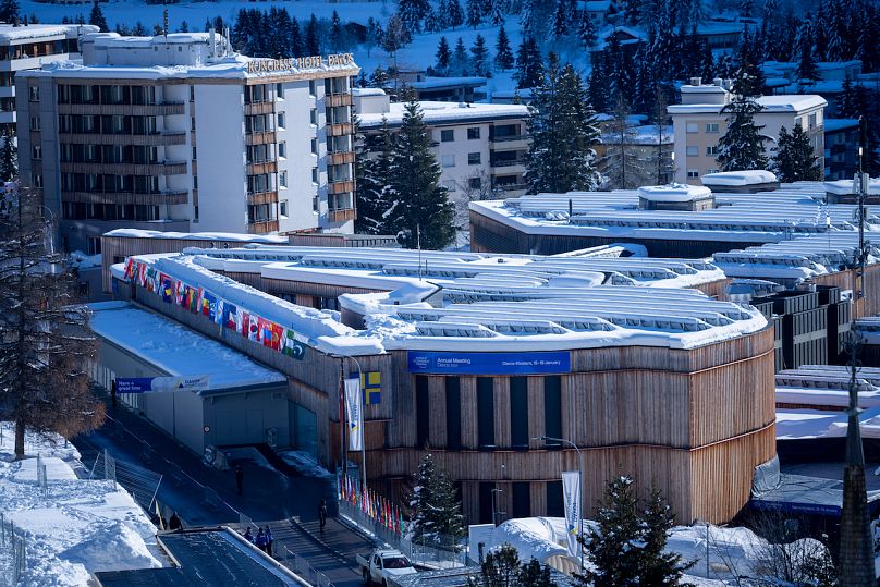 Das Kongresszentrum, in dem das Weltwirtschaftsforum stattfindet, ist in Davos, Schweiz, am Sonntag, 14. Januar 2024, mit Schnee bedeckt.
