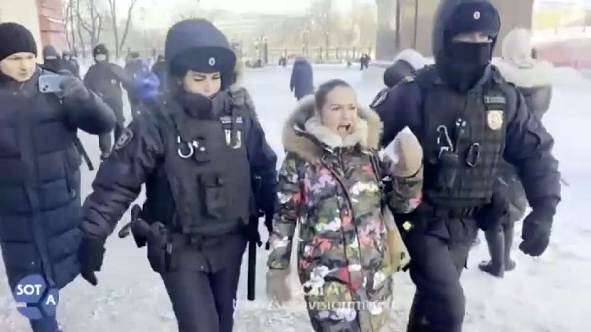 Die Frauen der Bewegung "Put Domoy" legten als Protest gegen die Mobilisierung ihrer Ehemänner Blumen an der Kremlmauer nieder. 