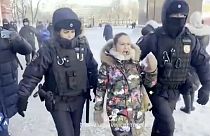 Die Frauen der Bewegung "Put Domoy" legten als Protest gegen die Mobilisierung ihrer Ehemänner Blumen an der Kremlmauer nieder. 
