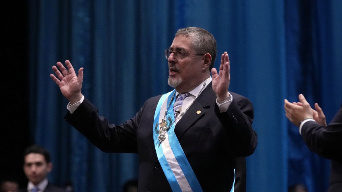 Депутати под ключ и часове на напрежение: Бернардо Аревало най-накрая става президент на Гватемала