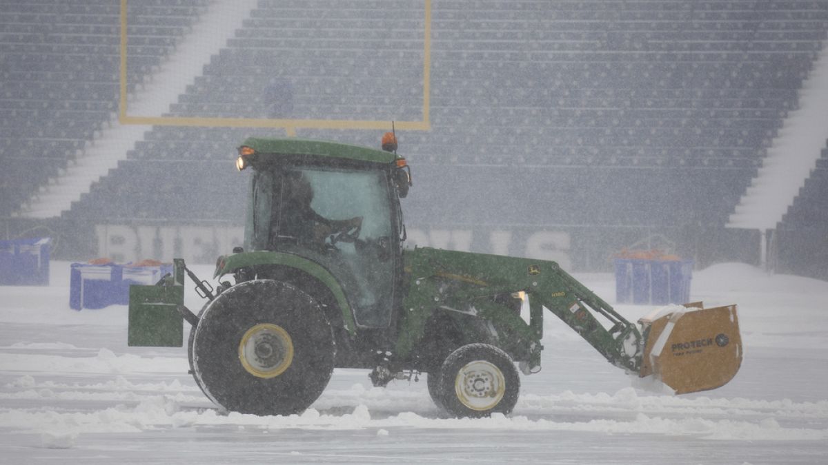 Un tractor quitando la nieve. Enero de 2024.