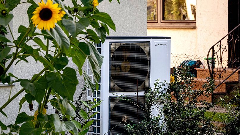 Eine Wärmepumpe wird in einem Haus in Frankfurt/Main, Deutschland, installiert, 7. September 2023.