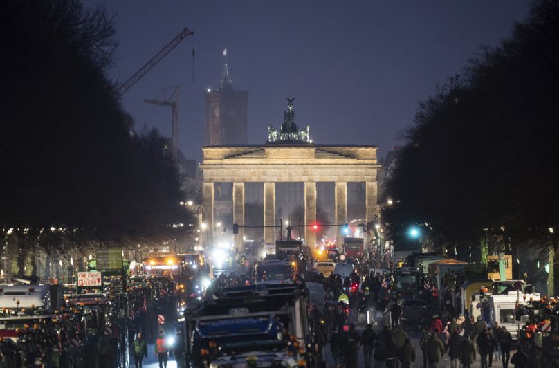 Alman çiftçiler Berlin'de hükümeti protesto etti
