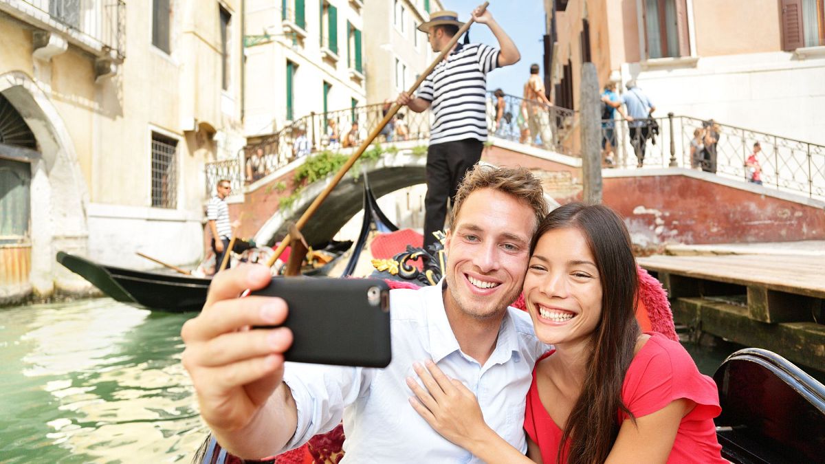 No mês passado, uma gôndola virou em Veneza, Itália, quando um grupo de turistas se recusou a parar de tirar selfies e a sentar-se.