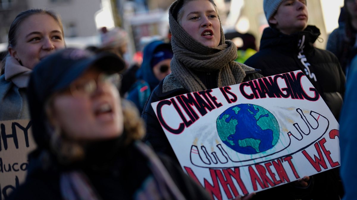 Διαδηλωτές φωνάζουν συνθήματα κατά τη διάρκεια διαδήλωσης κατά του Παγκόσμιου Οικονομικού Φόρουμ στο Νταβός της Ελβετίας, Κυριακή 14 Ιανουαρίου 2024. 