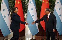 Li Csiang kínai miniszterelnök fogadja Xiomara Castro hondurasi elnököt a pekingi Nagy Népi Csarnokban 2023. június 13-án 