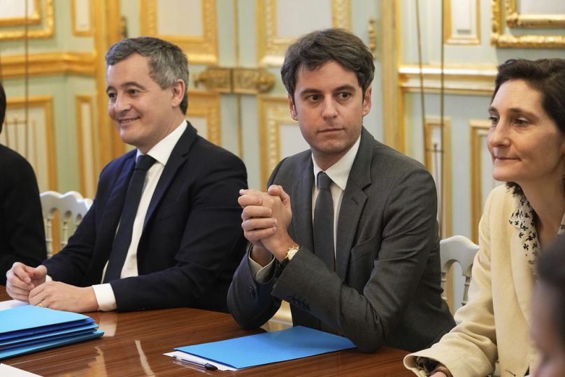 Ο νέος πρωθυπουργός της Γαλλίας Γκαμπριέλ Ατάλ στο κέντρο, και η Αμελί Ουντεά-Καστερά, δεξιά.