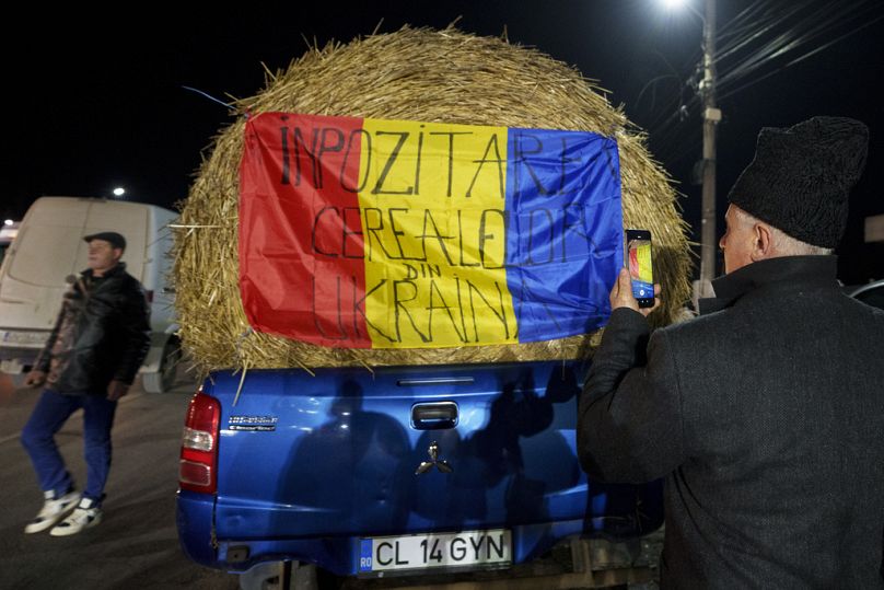 Un manifestante romeno mostra la scritta "Tassare il grano ucraino"