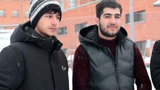 Migrantes sirios esperan en el lado ruso de la frontera con Finlandia