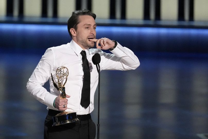 Kieran Culkin átveszi az "Utódlás" című drámasorozatért a legjobb főszereplőnek járó díjat a 75. Emmy-díjátadón hétfőn.