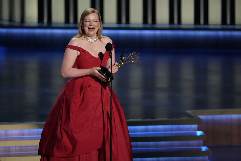 Sarah Snook átveszi az "Utódlás" című drámasorozat kiemelkedő női főszereplőjének járó díjat a 75. Emmy-díjátadón.