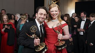 Kieran Culkin, links, und Sarah Snook mit ihren Emmys für "Succession" 