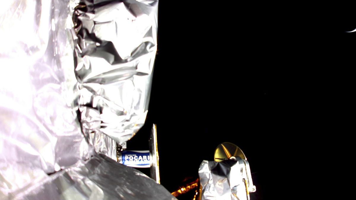 Astrobotic Technology tarafından yayınlanan monte edilmiş bir kameradan alınan bu görüntüde, Peregrine iniş aracındaki yalıtımın bir bölümü görülüyor.