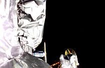 Astrobotic Technology tarafından yayınlanan monte edilmiş bir kameradan alınan bu görüntüde, Peregrine iniş aracındaki yalıtımın bir bölümü görülüyor.