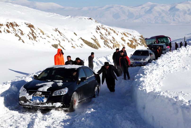 Doğu Türkistan'ın Altay bölgesindeki kar nedeniyle tahliye çalışması (arşiv)