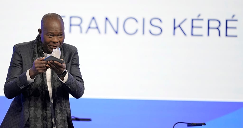 Burkina Faso: Francis Kéré receives 2024 Crystal Award for social change at WEF - Vimarsana News