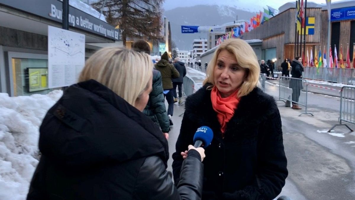 Angela Barnes, editora da Euronews, fala com Beata Javorcik, economista-chefe do BERD