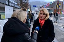 Редактор Euronews Анжела Барнс беседует с главным экономистом ЕБРР Беатой Яворчик