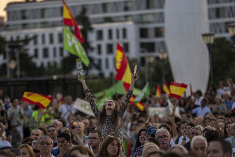 Les partisans d'extrême droite de VOX saluent la foule lors du rassemblement de clôture de la campagne sur la place Colomb à Madrid, juillet 2023.